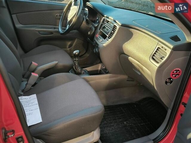 Красный Киа Рио, объемом двигателя 1.4 л и пробегом 172 тыс. км за 4650 $, фото 5 на Automoto.ua