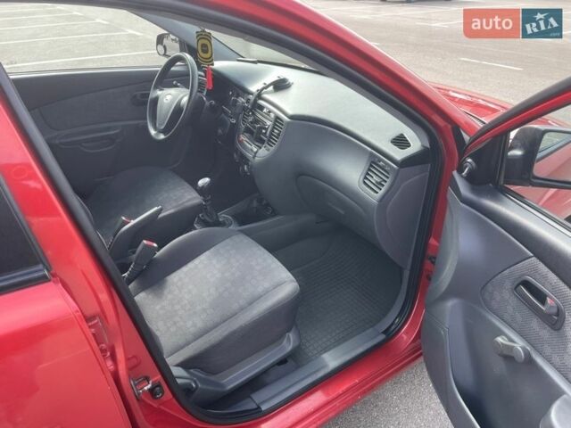 Красный Киа Рио, объемом двигателя 1.4 л и пробегом 216 тыс. км за 3900 $, фото 9 на Automoto.ua