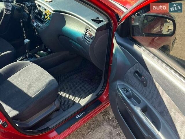 Красный Киа Рио, объемом двигателя 1.4 л и пробегом 214 тыс. км за 6500 $, фото 3 на Automoto.ua