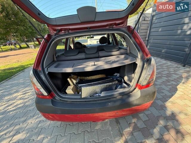 Красный Киа Рио, объемом двигателя 1.6 л и пробегом 269 тыс. км за 4800 $, фото 9 на Automoto.ua