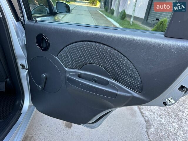 Красный Киа Рио, объемом двигателя 1.6 л и пробегом 269 тыс. км за 5000 $, фото 1 на Automoto.ua