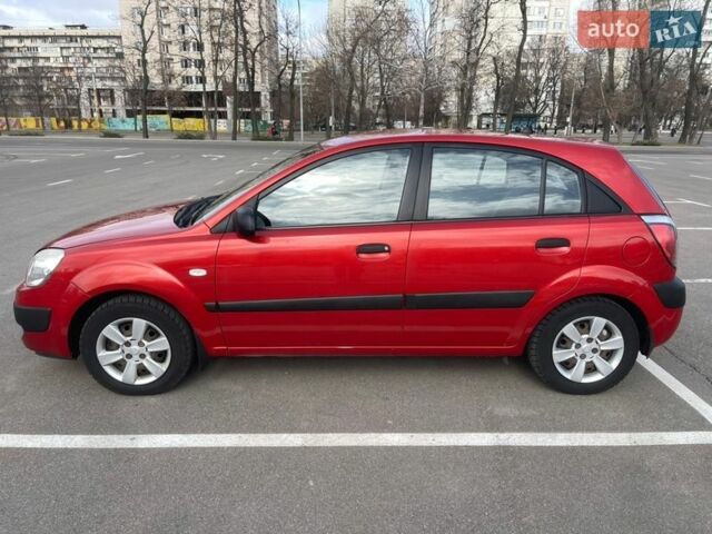 Красный Киа Рио, объемом двигателя 1.4 л и пробегом 216 тыс. км за 3900 $, фото 1 на Automoto.ua