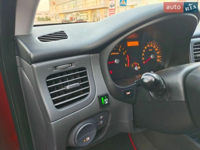 Червоний Кіа Ріо, об'ємом двигуна 1.4 л та пробігом 162 тис. км за 6200 $, фото 7 на Automoto.ua
