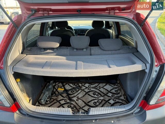 Красный Киа Рио, объемом двигателя 1.4 л и пробегом 312 тыс. км за 5500 $, фото 4 на Automoto.ua