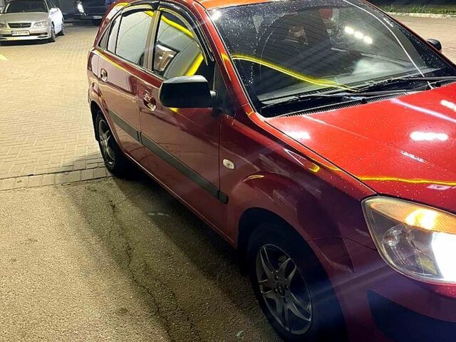 Красный Киа Рио, объемом двигателя 1.4 л и пробегом 214 тыс. км за 6500 $, фото 2 на Automoto.ua