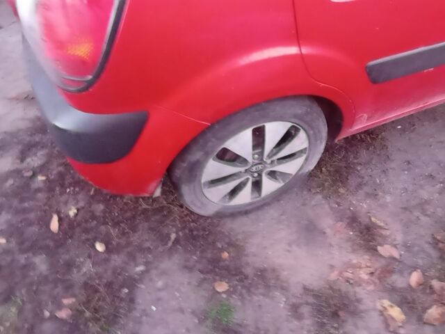 Кіа Ріо 2007 у Хороле на Automoto.ua Червоний Кіа Ріо, об'ємом двигуна 1 л та пробігом 220 тис. км за 1800 $, фото 4 на Automoto.ua