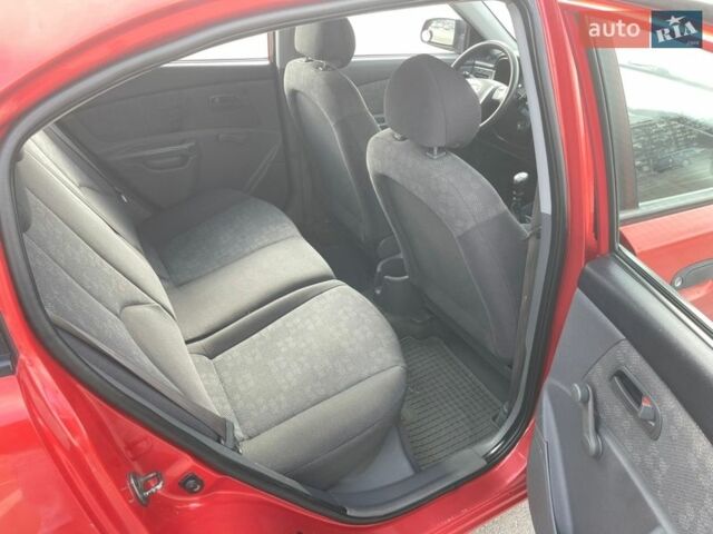 Красный Киа Рио, объемом двигателя 1.4 л и пробегом 216 тыс. км за 3900 $, фото 11 на Automoto.ua