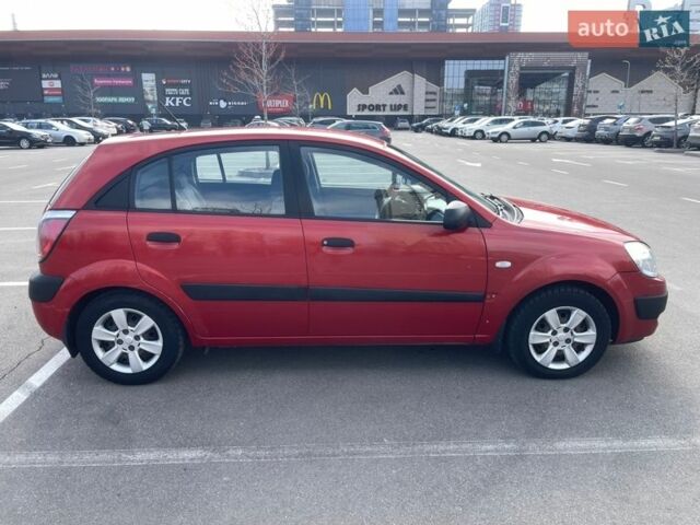 Красный Киа Рио, объемом двигателя 1.4 л и пробегом 216 тыс. км за 3900 $, фото 5 на Automoto.ua