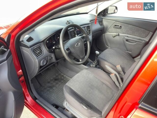 Красный Киа Рио, объемом двигателя 1.4 л и пробегом 216 тыс. км за 3900 $, фото 8 на Automoto.ua