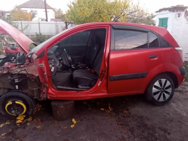 Кіа Ріо 2007 у Хороле на Automoto.ua Червоний Кіа Ріо, об'ємом двигуна 1 л та пробігом 220 тис. км за 1800 $, фото 2 на Automoto.ua