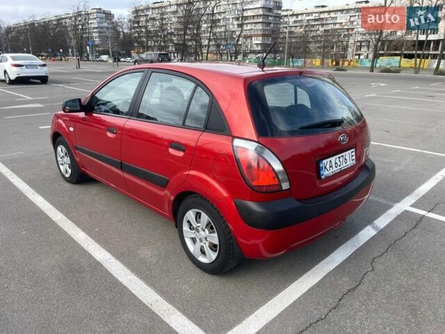 Красный Киа Рио, объемом двигателя 1.4 л и пробегом 216 тыс. км за 3900 $, фото 2 на Automoto.ua