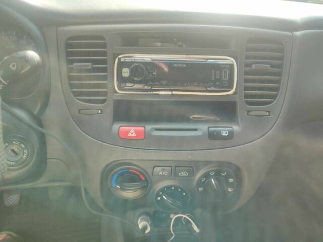 Червоний Кіа Ріо, об'ємом двигуна 1.4 л та пробігом 184 тис. км за 4500 $, фото 9 на Automoto.ua