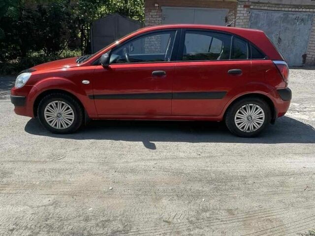 Красный Киа Рио, объемом двигателя 1.4 л и пробегом 205 тыс. км за 4499 $, фото 2 на Automoto.ua