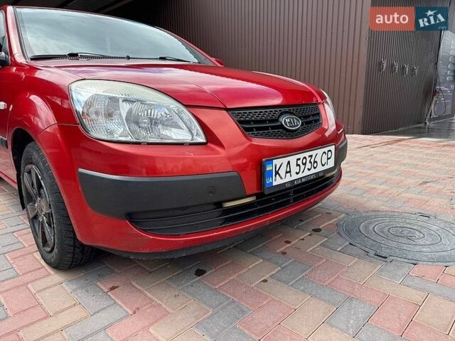 Красный Киа Рио, объемом двигателя 1.4 л и пробегом 193 тыс. км за 4700 $, фото 1 на Automoto.ua
