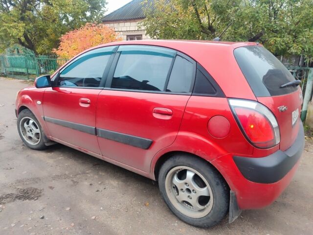 Красный Киа Рио, объемом двигателя 1.4 л и пробегом 218 тыс. км за 4200 $, фото 1 на Automoto.ua