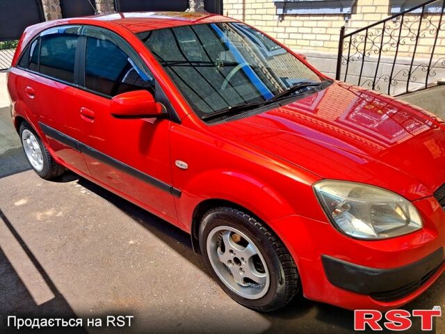 Красный Киа Рио, объемом двигателя 1.4 л и пробегом 180 тыс. км за 3800 $, фото 2 на Automoto.ua