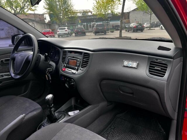 Красный Киа Рио, объемом двигателя 14 л и пробегом 127 тыс. км за 5850 $, фото 12 на Automoto.ua