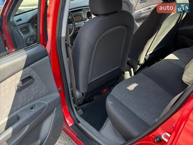 Красный Киа Рио, объемом двигателя 1.39 л и пробегом 122 тыс. км за 6100 $, фото 6 на Automoto.ua