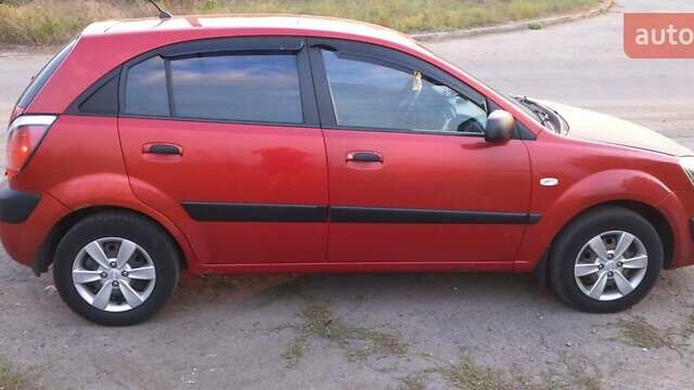 Красный Киа Рио, объемом двигателя 1.4 л и пробегом 327 тыс. км за 3700 $, фото 1 на Automoto.ua