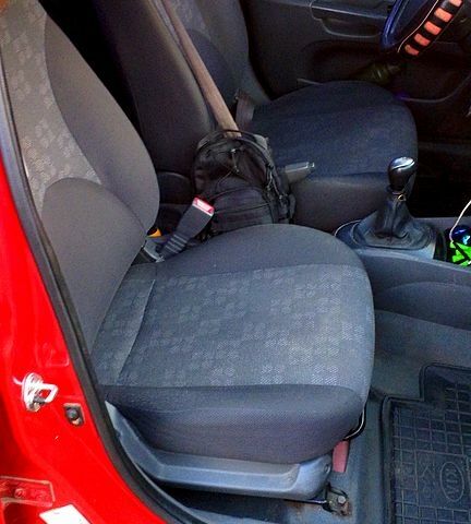 Красный Киа Рио, объемом двигателя 1.4 л и пробегом 327 тыс. км за 3900 $, фото 2 на Automoto.ua