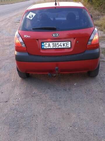 Красный Киа Рио, объемом двигателя 1.4 л и пробегом 327 тыс. км за 3700 $, фото 2 на Automoto.ua