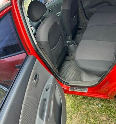 Красный Киа Рио, объемом двигателя 1.4 л и пробегом 230 тыс. км за 3900 $, фото 3 на Automoto.ua