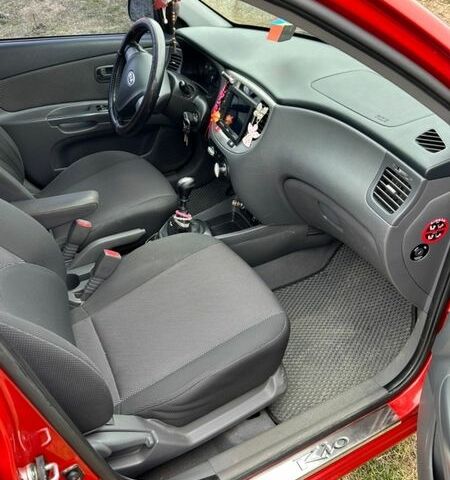 Красный Киа Рио, объемом двигателя 1.4 л и пробегом 230 тыс. км за 3900 $, фото 5 на Automoto.ua