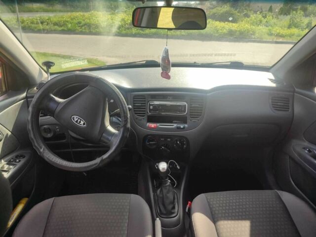 Червоний Кіа Ріо, об'ємом двигуна 1.4 л та пробігом 184 тис. км за 4500 $, фото 4 на Automoto.ua