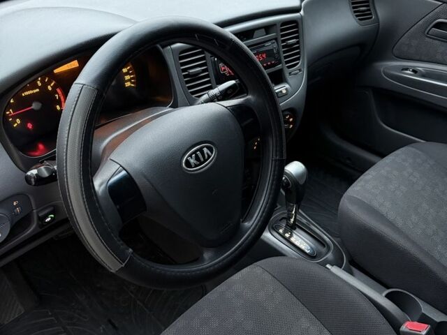 Красный Киа Рио, объемом двигателя 1.4 л и пробегом 288 тыс. км за 4700 $, фото 12 на Automoto.ua