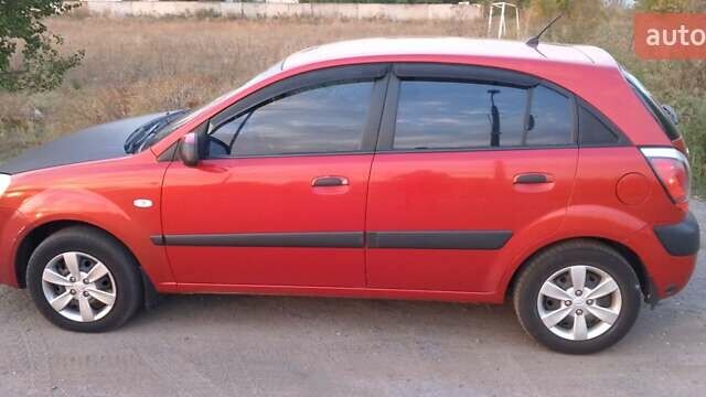 Красный Киа Рио, объемом двигателя 1.4 л и пробегом 327 тыс. км за 3700 $, фото 3 на Automoto.ua