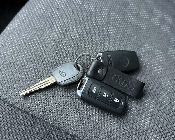 Красный Киа Рио, объемом двигателя 1.4 л и пробегом 288 тыс. км за 4700 $, фото 30 на Automoto.ua