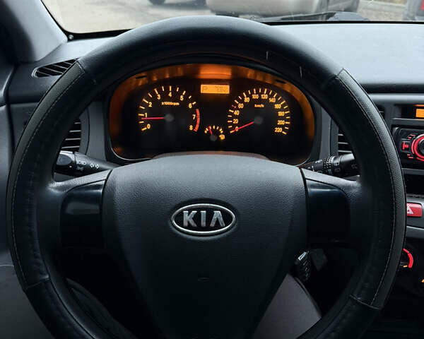 Красный Киа Рио, объемом двигателя 1.4 л и пробегом 288 тыс. км за 4700 $, фото 25 на Automoto.ua
