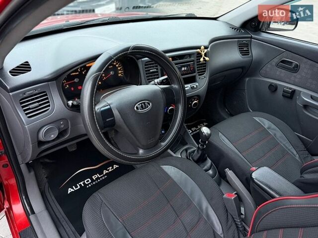 Красный Киа Рио, объемом двигателя 1.4 л и пробегом 178 тыс. км за 4500 $, фото 40 на Automoto.ua