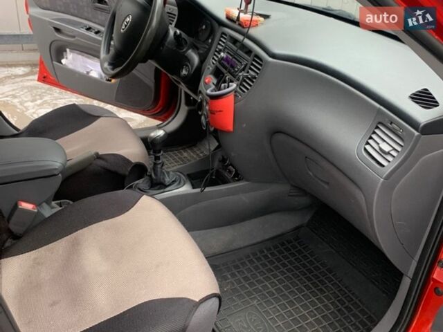 Красный Киа Рио, объемом двигателя 1.4 л и пробегом 127 тыс. км за 5300 $, фото 2 на Automoto.ua