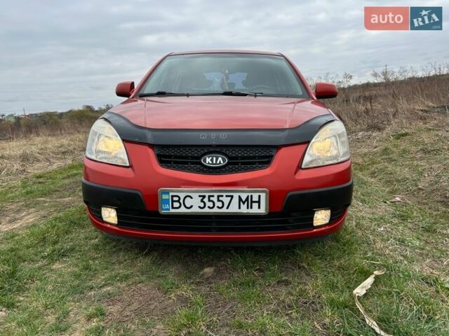 Красный Киа Рио, объемом двигателя 1.4 л и пробегом 230 тыс. км за 3900 $, фото 1 на Automoto.ua