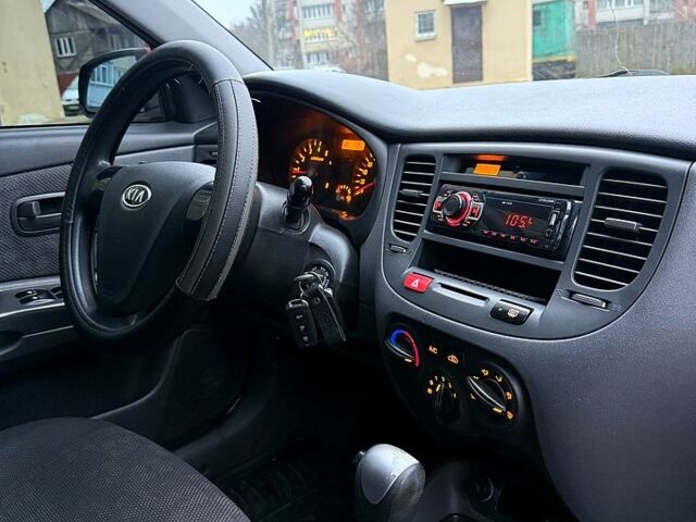 Красный Киа Рио, объемом двигателя 1.4 л и пробегом 288 тыс. км за 4700 $, фото 11 на Automoto.ua