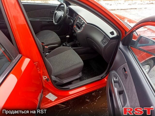 Червоний Кіа Ріо, об'ємом двигуна 1.4 л та пробігом 20200 тис. км за 3999 $, фото 4 на Automoto.ua