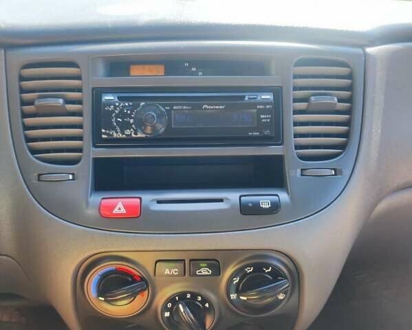 Червоний Кіа Ріо, об'ємом двигуна 1.4 л та пробігом 161 тис. км за 4200 $, фото 5 на Automoto.ua