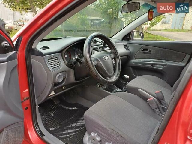 Червоний Кіа Ріо, об'ємом двигуна 1.49 л та пробігом 375 тис. км за 3450 $, фото 5 на Automoto.ua