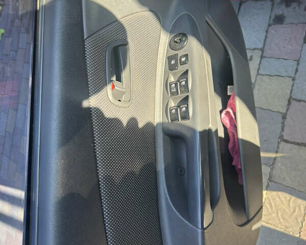 Красный Киа Рио, объемом двигателя 1.4 л и пробегом 230 тыс. км за 4300 $, фото 14 на Automoto.ua