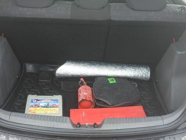 Червоний Кіа Ріо, об'ємом двигуна 1.4 л та пробігом 250 тис. км за 4300 $, фото 5 на Automoto.ua