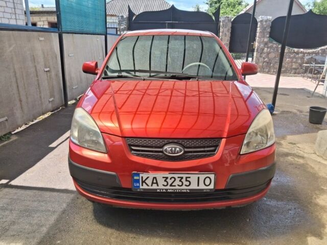 Красный Киа Рио, объемом двигателя 1.4 л и пробегом 200 тыс. км за 3800 $, фото 2 на Automoto.ua