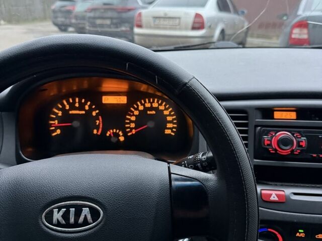 Красный Киа Рио, объемом двигателя 1.4 л и пробегом 288 тыс. км за 4700 $, фото 20 на Automoto.ua