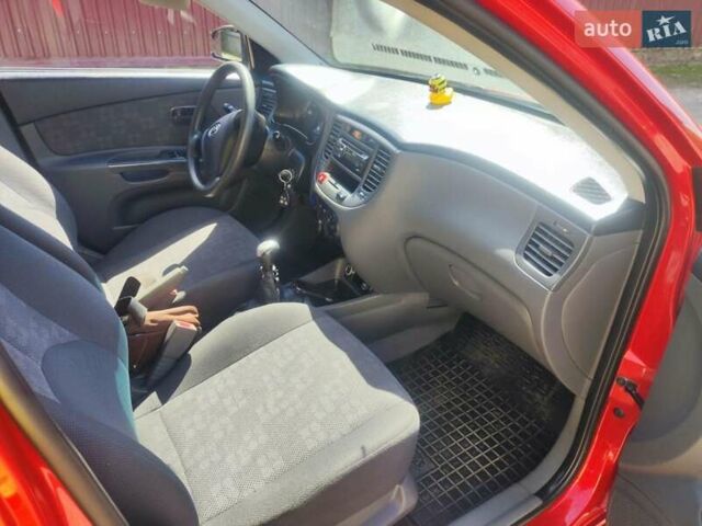 Червоний Кіа Ріо, об'ємом двигуна 1.4 л та пробігом 161 тис. км за 4200 $, фото 6 на Automoto.ua