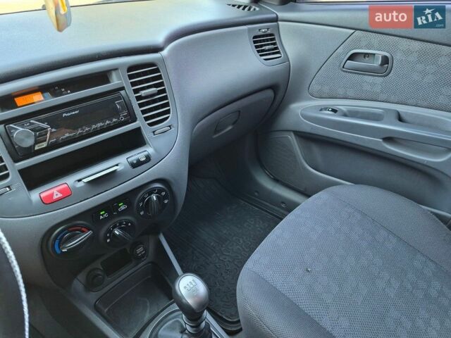 Красный Киа Рио, объемом двигателя 1.4 л и пробегом 241 тыс. км за 4500 $, фото 25 на Automoto.ua