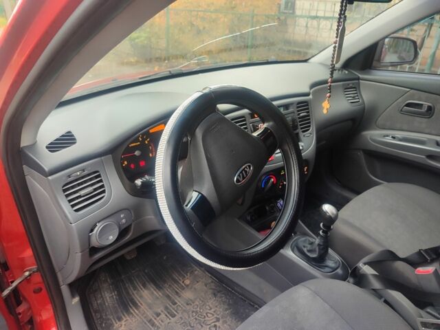 Красный Киа Рио, объемом двигателя 1.4 л и пробегом 218 тыс. км за 4200 $, фото 6 на Automoto.ua