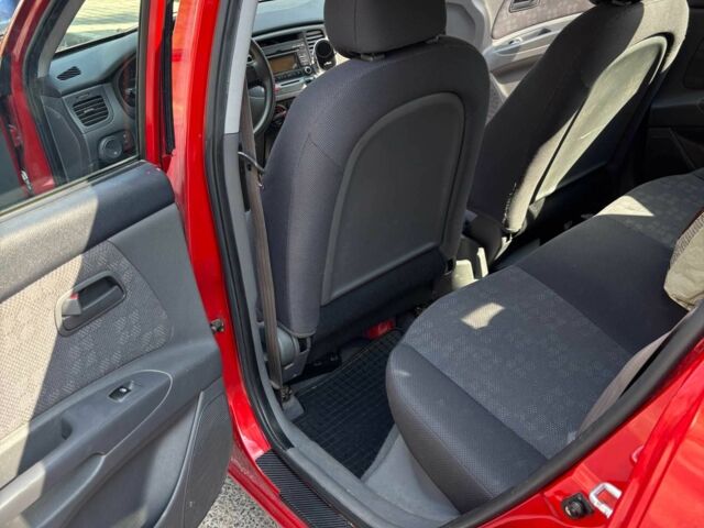 Красный Киа Рио, объемом двигателя 1.4 л и пробегом 122 тыс. км за 6100 $, фото 7 на Automoto.ua