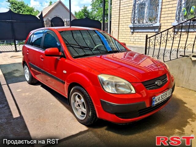 Красный Киа Рио, объемом двигателя 1.4 л и пробегом 180 тыс. км за 3800 $, фото 4 на Automoto.ua