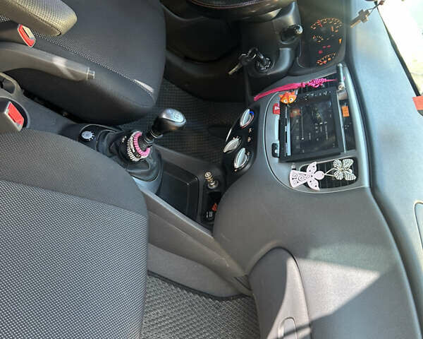 Красный Киа Рио, объемом двигателя 1.4 л и пробегом 230 тыс. км за 4300 $, фото 12 на Automoto.ua