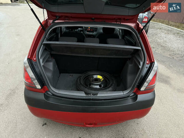 Красный Киа Рио, объемом двигателя 1.4 л и пробегом 288 тыс. км за 4700 $, фото 10 на Automoto.ua